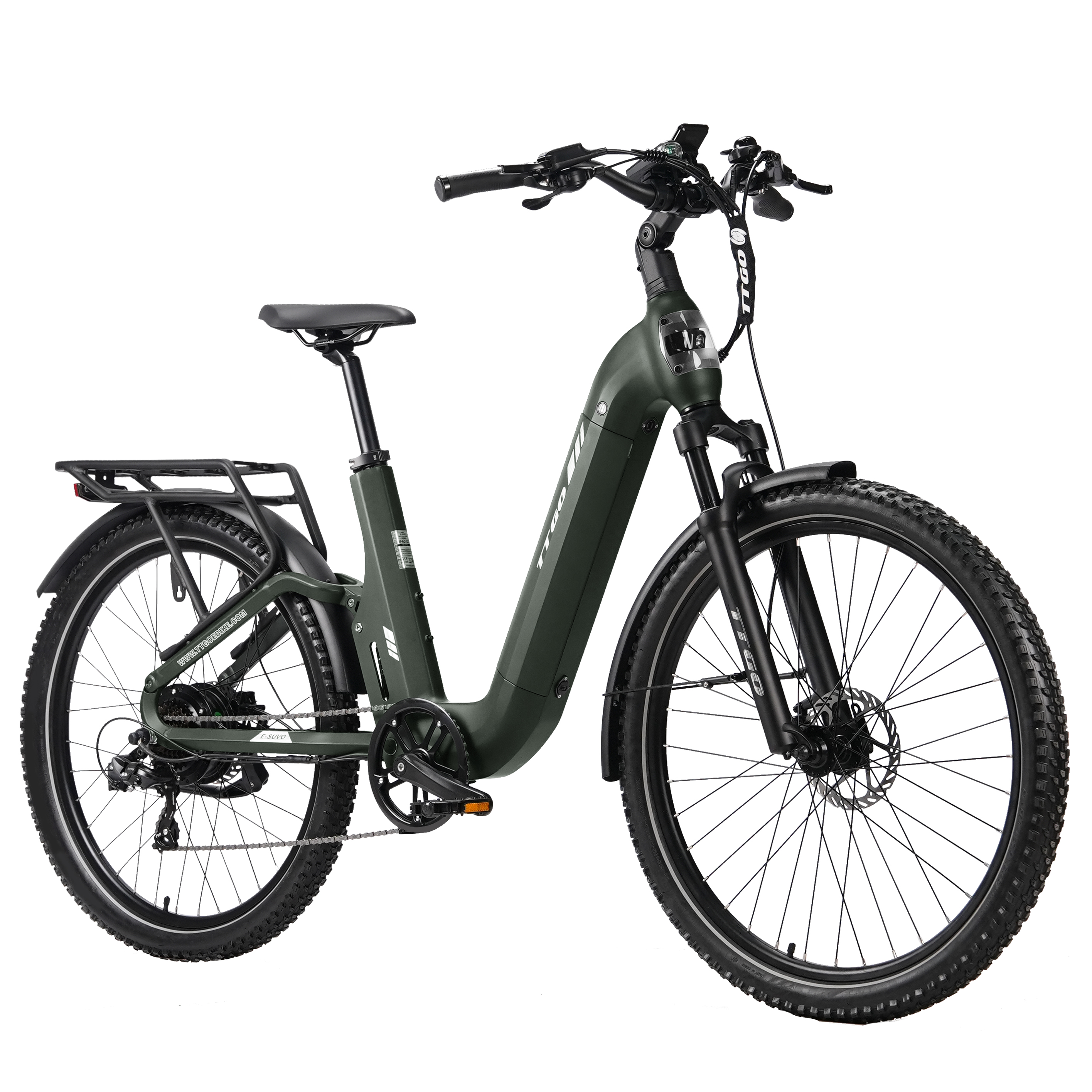 Una bicicleta eléctrica moderna de color verde oliva con portaequipajes y neumáticos nudosos sobre fondo blanco.