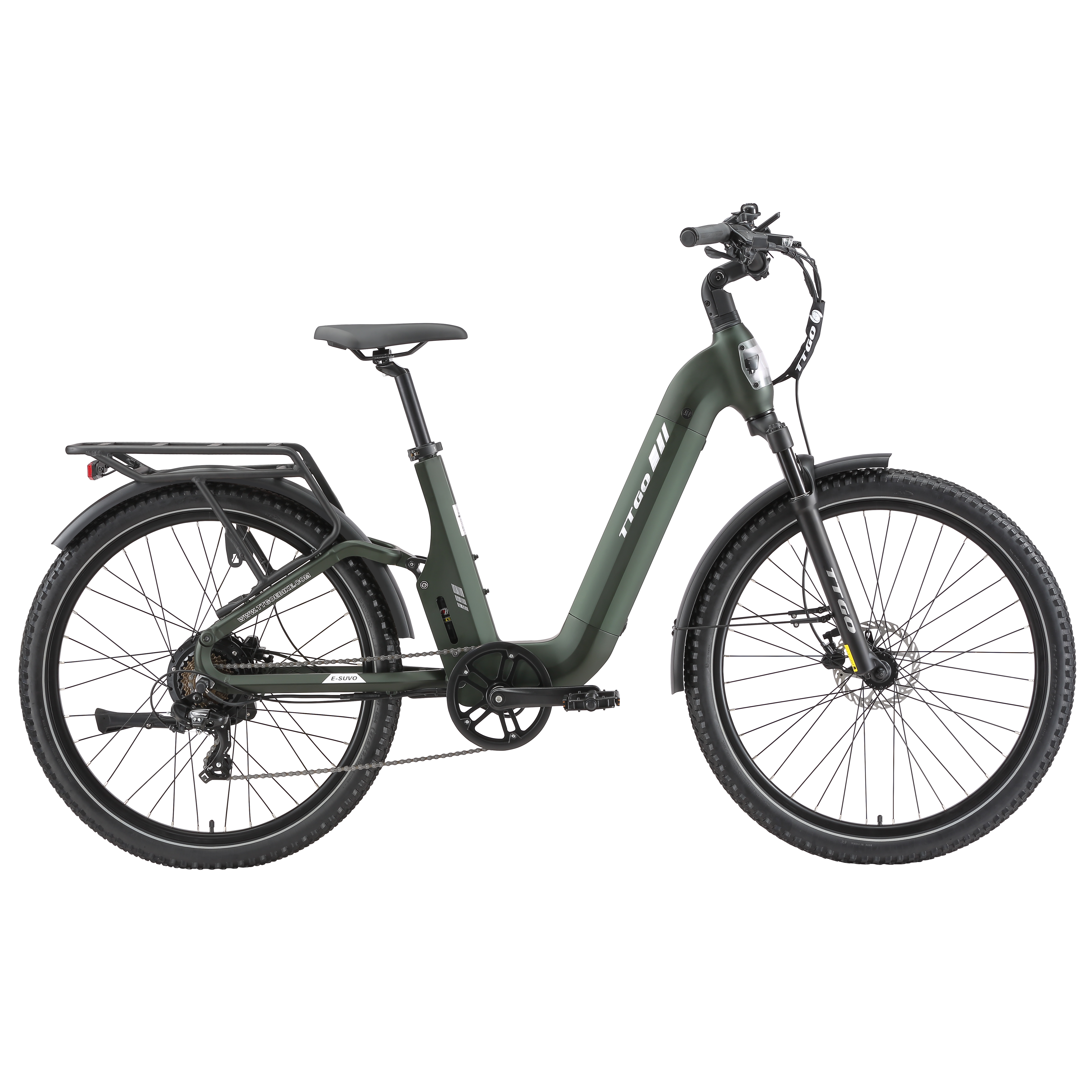 Una bicicleta eléctrica verde oscura de paso bajo con portaequipajes y guardabarros sobre fondo blanco.
