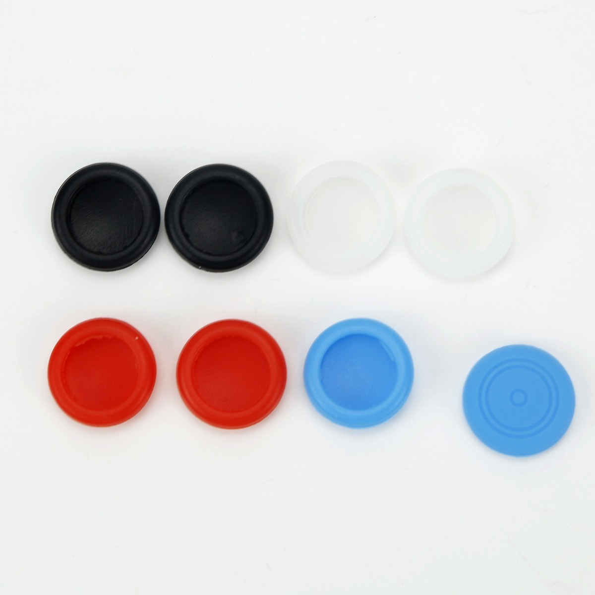 Otto tappi rotondi colorati disposti in due file da quattro su sfondo bianco: nero, bianco, rosso e blu.