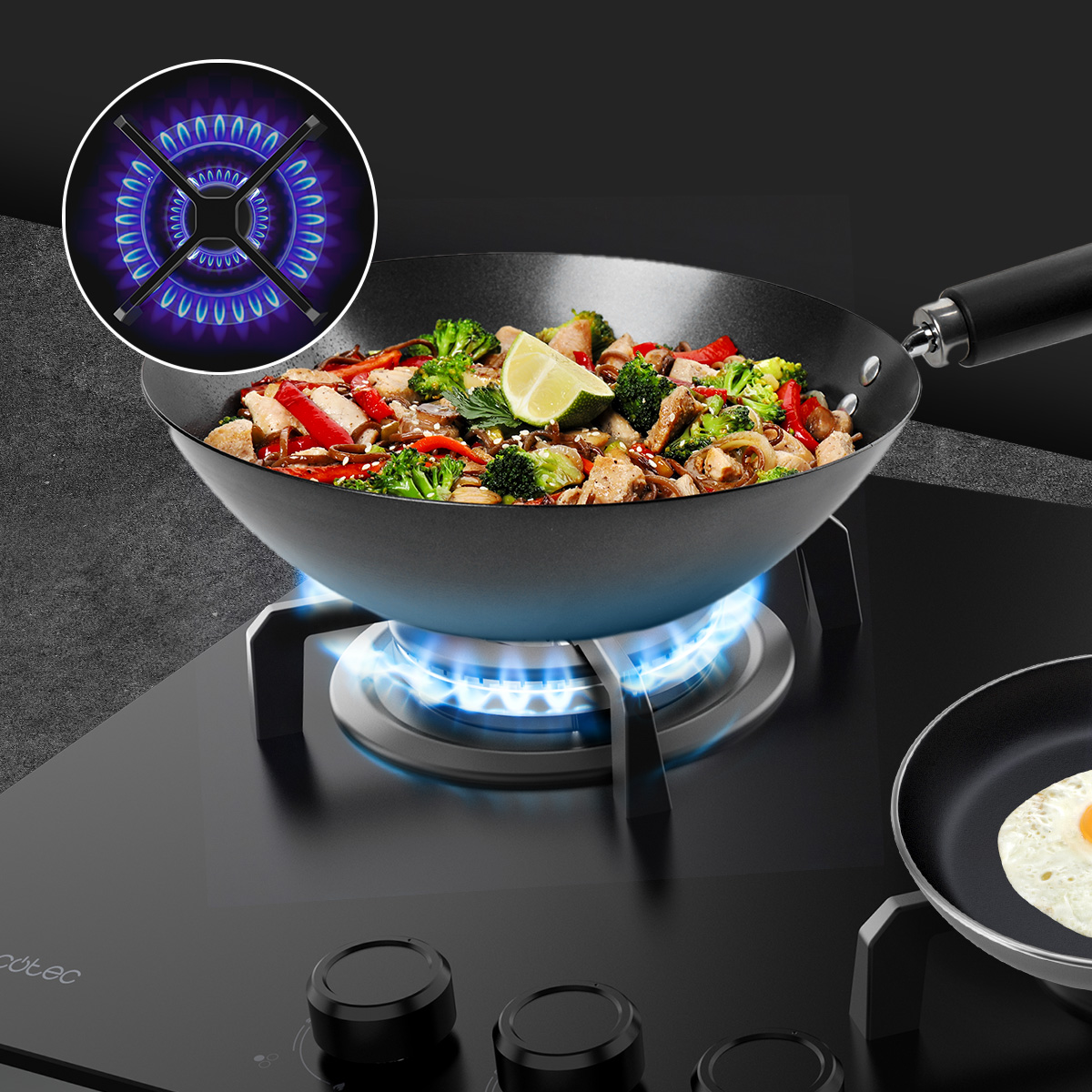 Sarten wok con verduras en un quemador de gas azul, con ampliación y huevo en otra sarten.