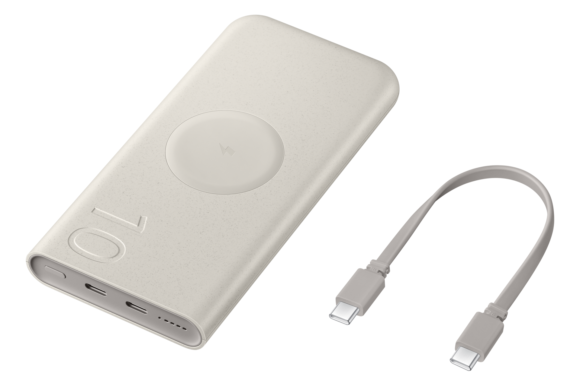 Beżowy powerbank z bezprzewodowym polem ładowania, portami i kablem USB-C na czarnym tle.
