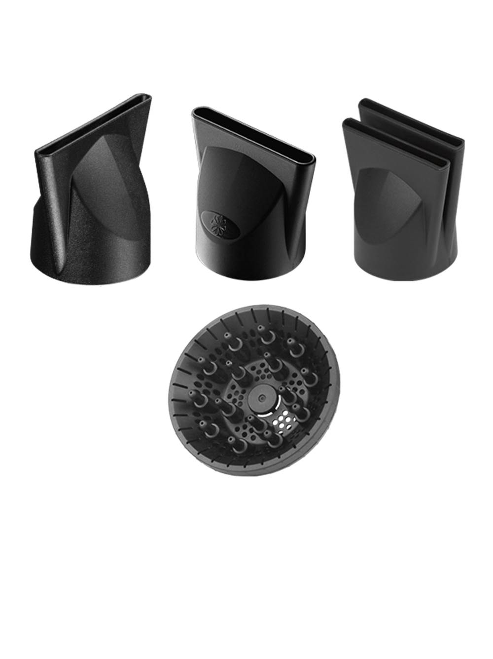 Quattro accessori neri per asciugacapelli, tre beccucci concentratori e un diffusore su sfondo bianco.