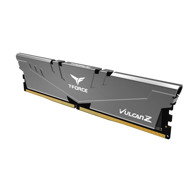 Un modulo RAM grigio T-Force Vulcan Z con dissipatore su sfondo bianco.