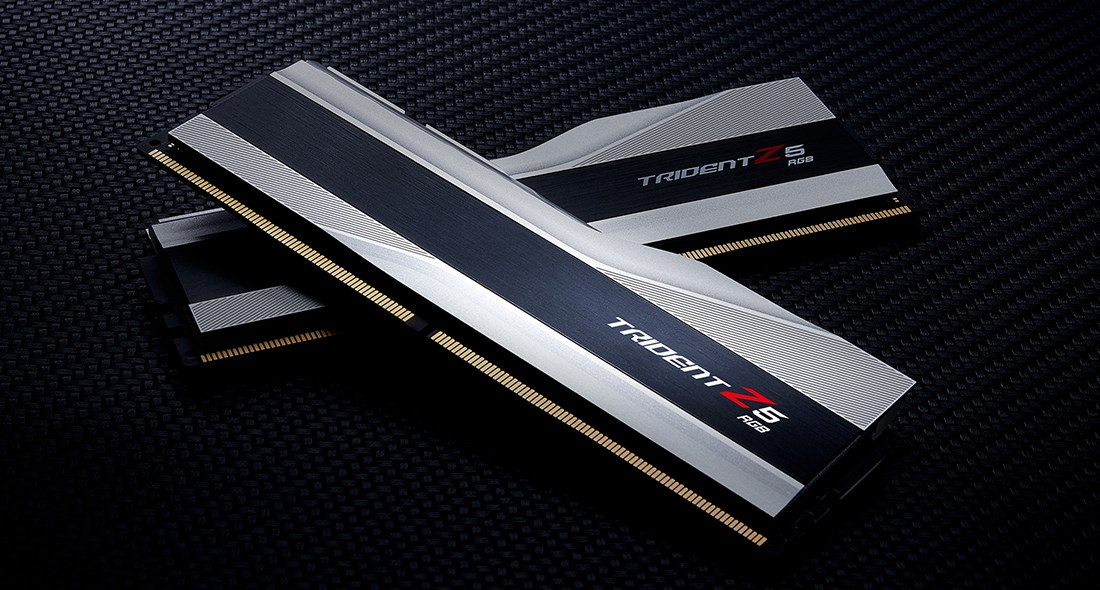 Dos módulos de RAM Trident Z5 RGB con disipadores negros y plateados sobre fondo oscuro.