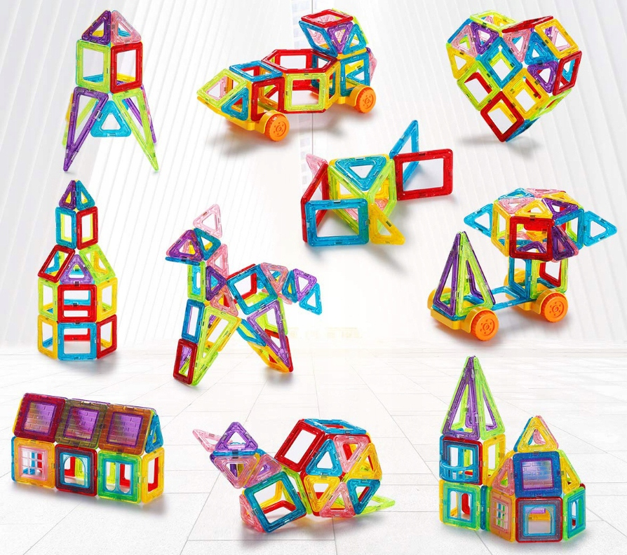 Kolorowe geometryczne magnetyczne figurki zabawek, w tym samochody, zwierzęta i budynki.