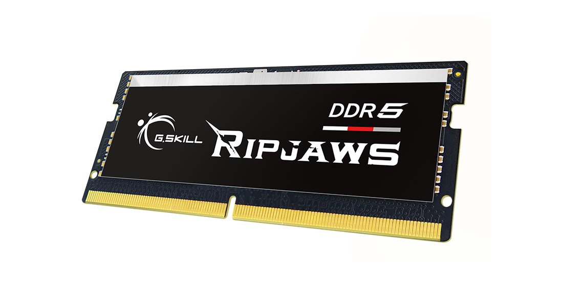 Kość pamięci RAM G.SKILL Ripjaws DDR5 z czarną naklejką i złotymi złączami na białym tle.