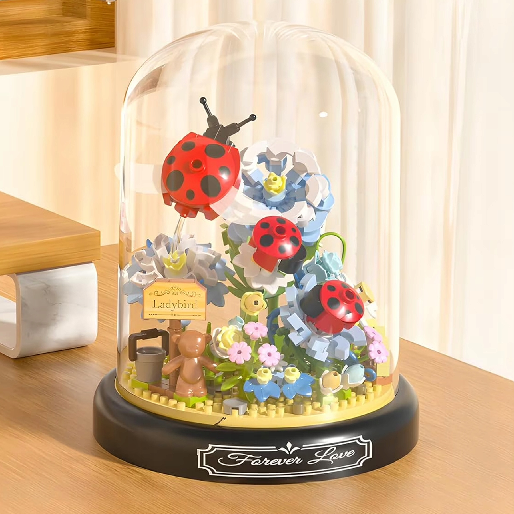 Biedronki i kwiaty z klocków Lego pod szklaną kopułą z napisem Forever Love.
