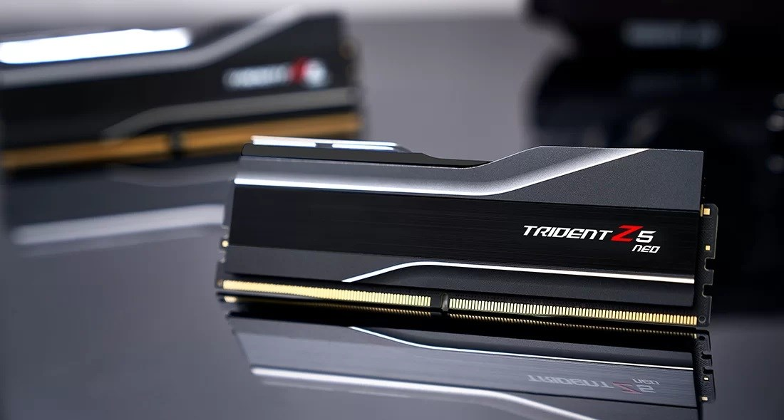 Dwa czarne moduły RAM Trident Z5 Neo ze złotymi stykami na odblaskowej powierzchni.