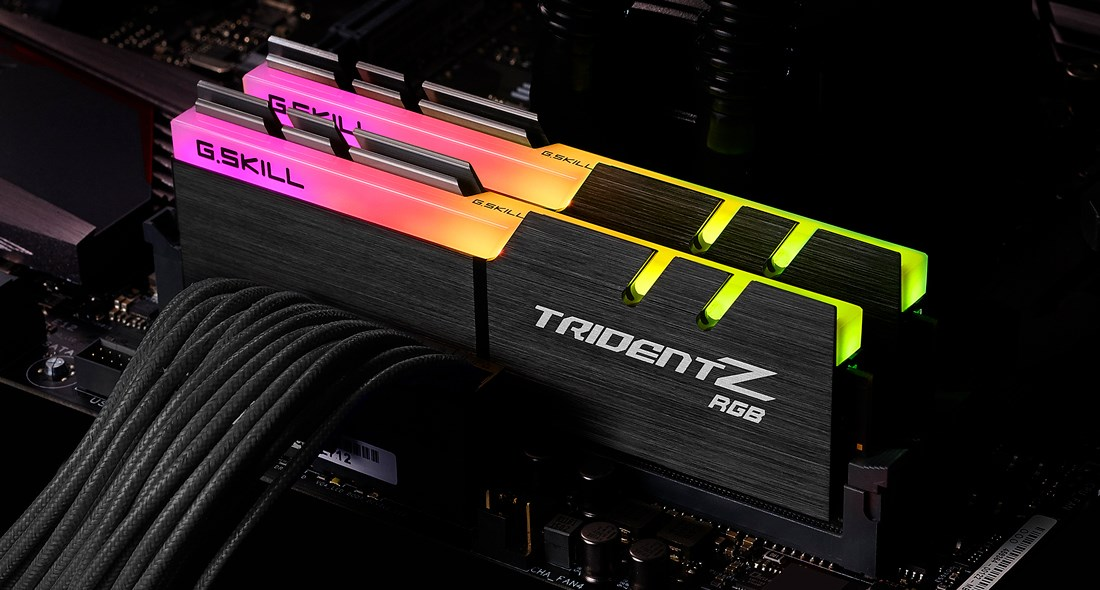Dwa podświetlane moduły RAM G.Skill Trident Z RGB na czarnej płycie głównej.