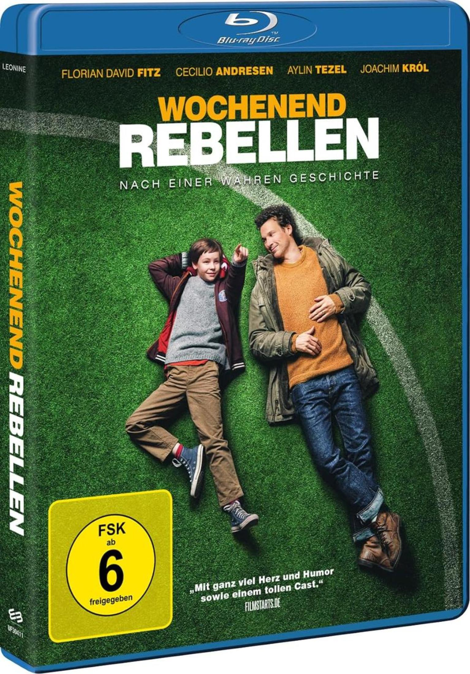 Blu-ray-Hülle des Films Wochenendrebellen mit einem Jungen und einem Mann, die auf grünem Rasen liegen.
