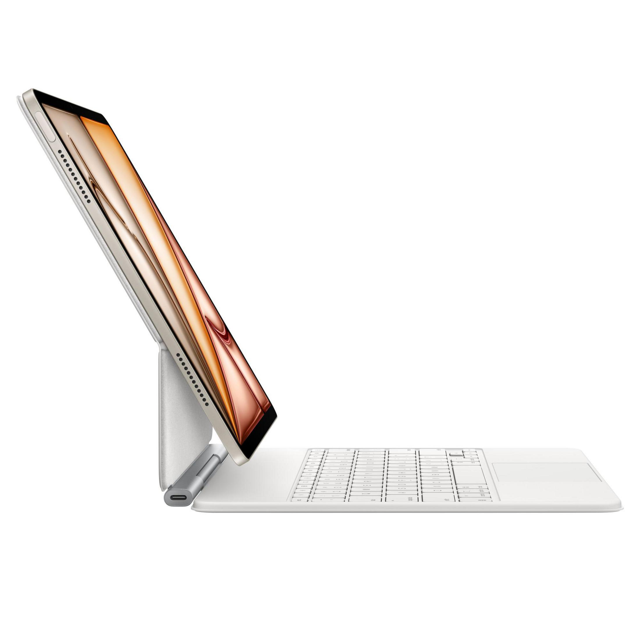 Un tablet bianco montato su una custodia con tastiera magnetica, vista laterale su sfondo bianco.