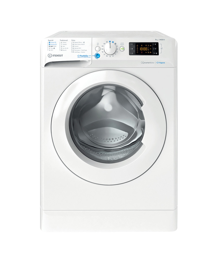 Una lavatrice a carica frontale Indesit bianca con display digitale e manopola su sfondo bianco.