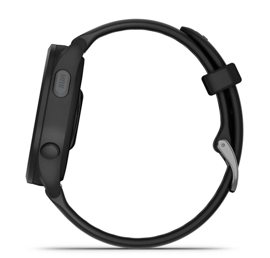 Seitenansicht einer schwarzen Sportuhr mit Silikonarmband und silberner Schließe auf weiβem Grund.