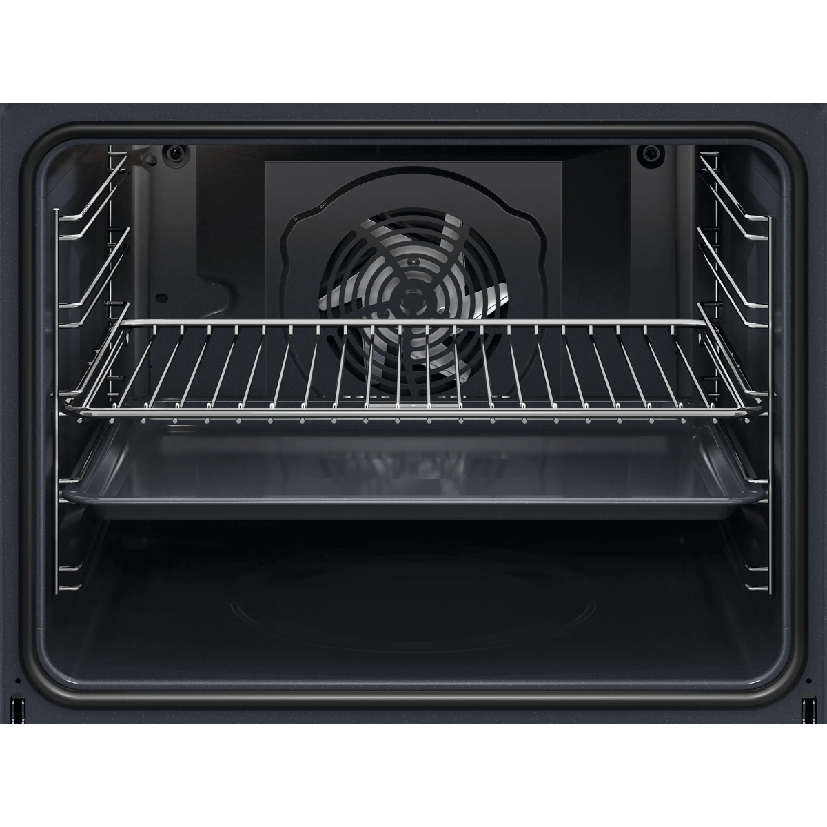 Vista interna di un forno scuro vuoto con griglia cromata, teglia da forno e ventola sulla parete di fondo.