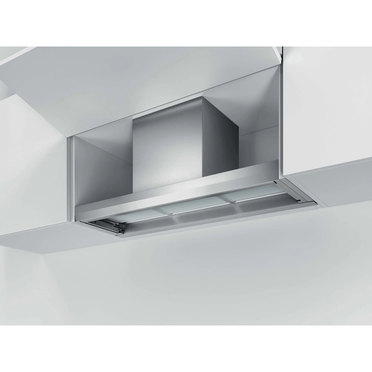 Campana extractora de acero inoxidable integrada en un mueble de cocina blanco.