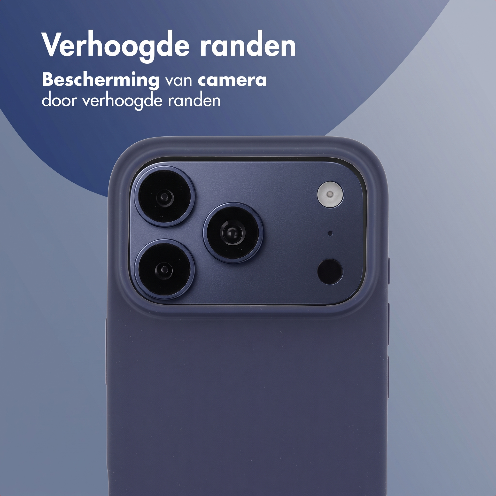 Blauwe smartphone achterkant met verhoogde randen rond de cameralenzen, tegen een blauwe achtergrond.