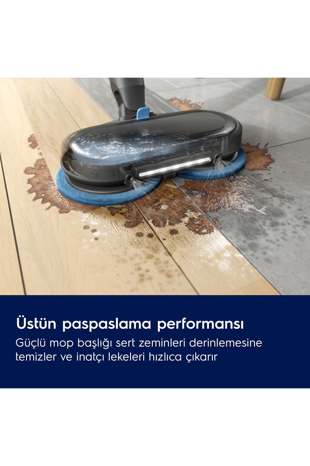 Un mocio pulisce le macchie su un pavimento in legno con due cuscinetti blu e spruzzo d'acqua.