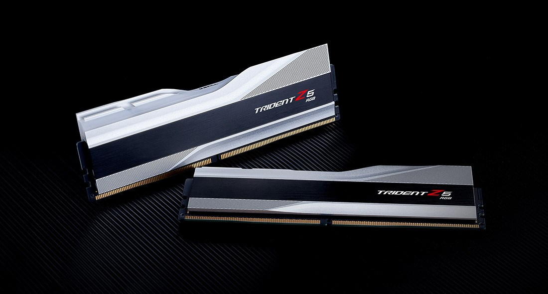 Zwei Trident Z5 RGB RAM-Sticks mit silber-schwarzem Design auf schwarzem Hintergrund.