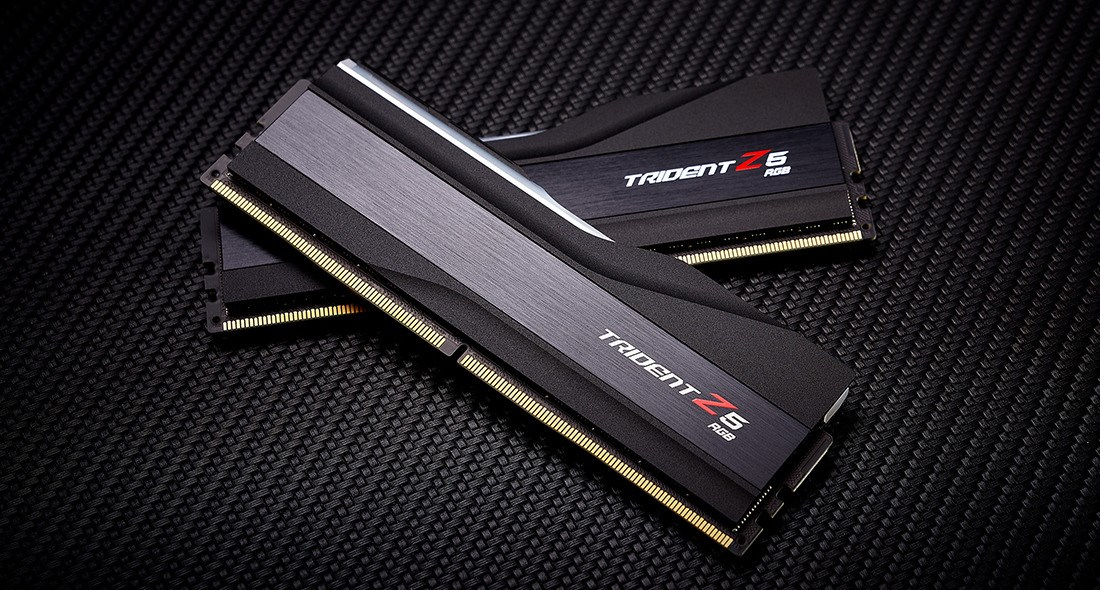 Dwa czarne moduły RAM Trident Z5 RGB na ciemnej, fakturowanej powierzchni.