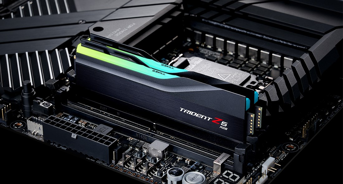 Moduły pamięci RAM G.Skill Trident Z5 RGB w czarnych slotach płyty głównej.
