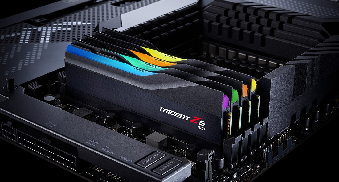 Cztery czarne kości RAM Trident Z5 RGB z świecącymi paskami LED na płycie głównej.