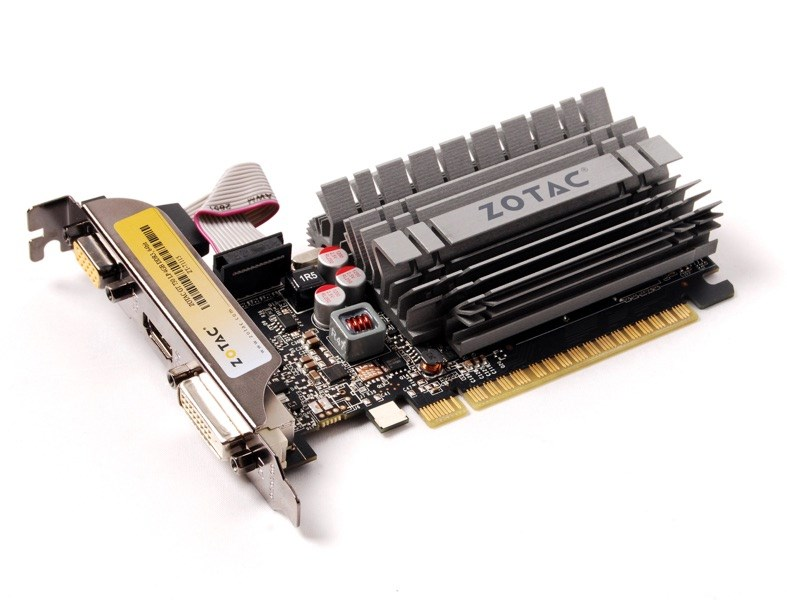 Eine graue Zotac-Grafikkarte mit großem Kühlkörper und Anschlüssen auf weißem Grund.
