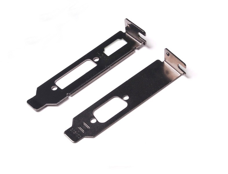 Zwei PCIe-Slotblenden aus Metall mit Ausschnitten liegen diagonal auf weißem Hintergrund.