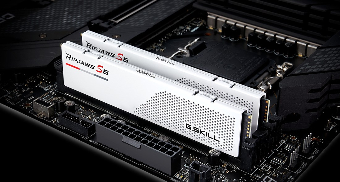 Dwa białe moduły RAM G.SKILL Ripjaws S5 wpięte w czarną płytę główną.