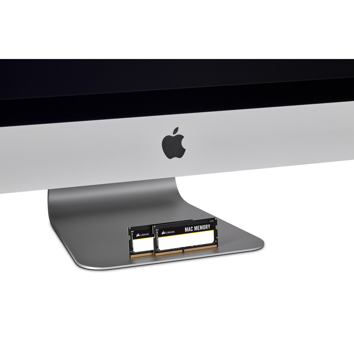 Due moduli di memoria Corsair Mac poggiano sulla base argentata di un computer Apple.