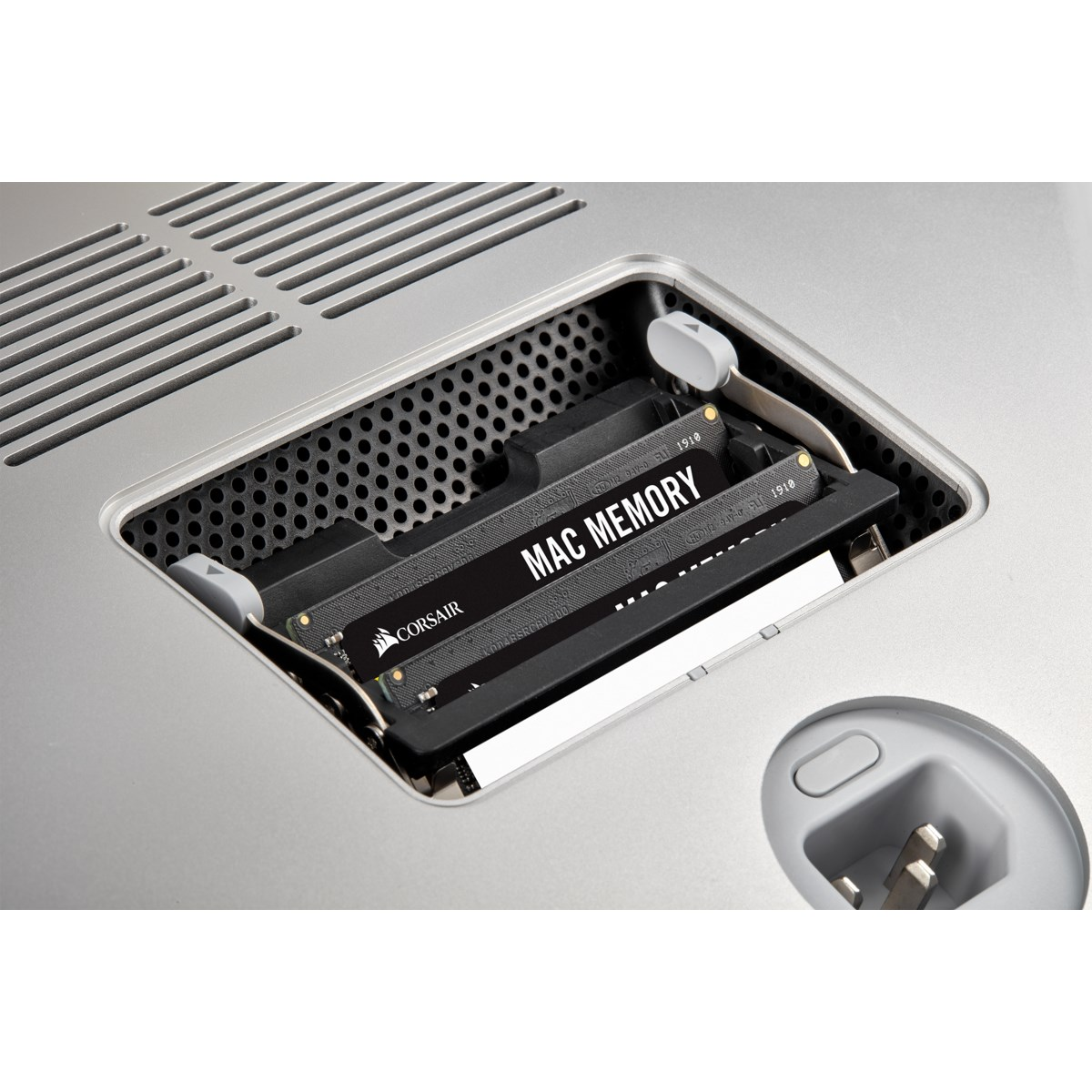 Moduli di memoria Mac Corsair installati in uno slot aperto sul retro di un computer.