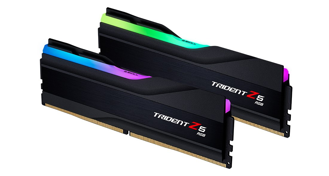 Dos módulos de RAM negros G.Skill Trident Z5 RGB con barras de luz LED vibrantes sobre fondo blanco.
