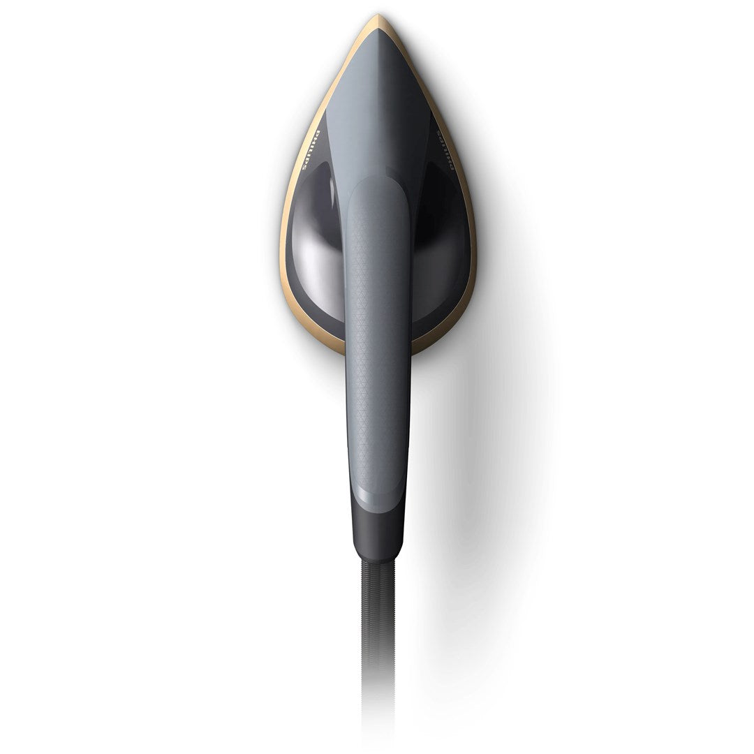 Beyaz arka planda yukarıdan dikey olarak gösterilen şık, gri ve altın rengi Philips el tipi giysi buharlayıcısı.