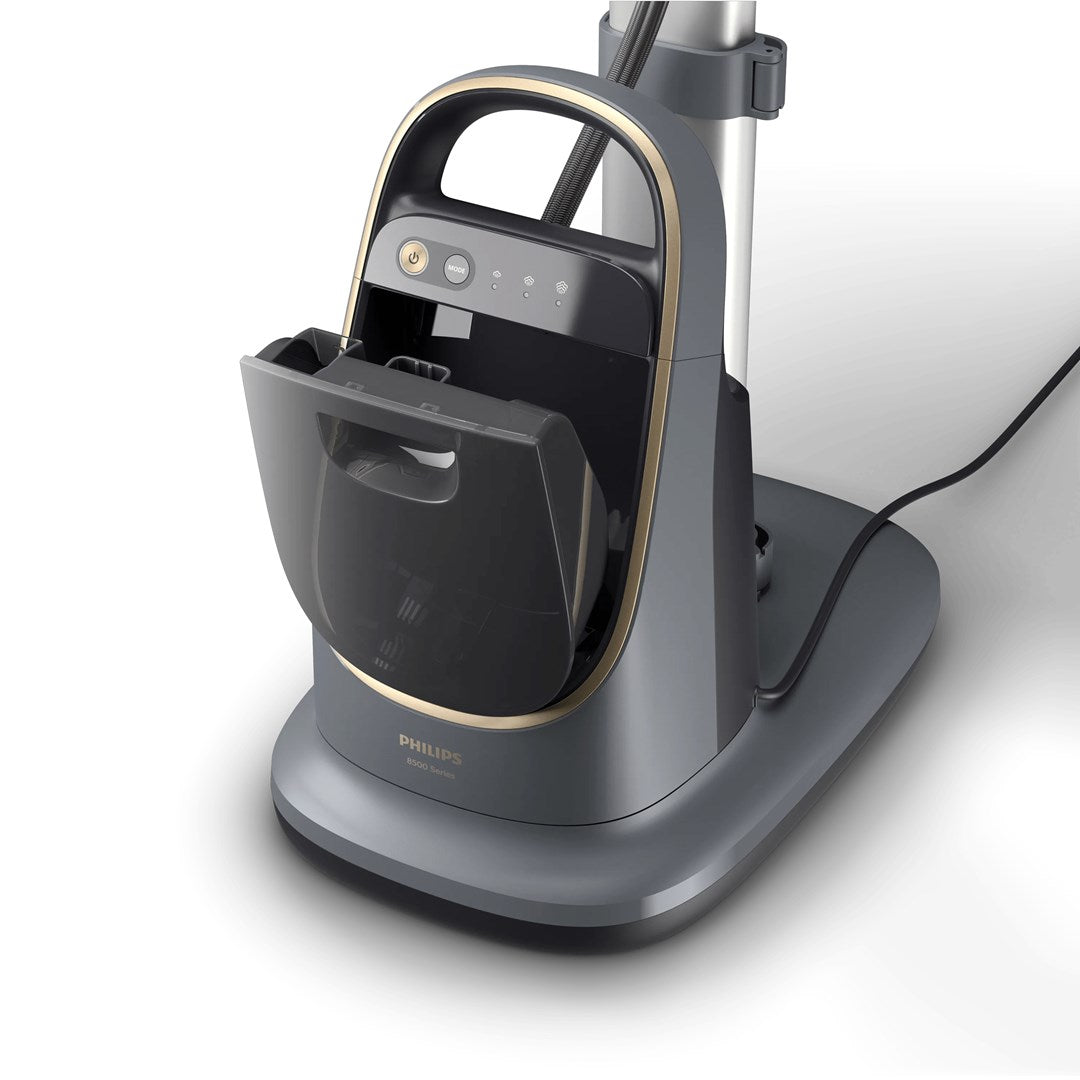 Beyaz arka planda su haznesi açık gri renkli bir Philips buharlı kıyafet temizleyici tabanı.