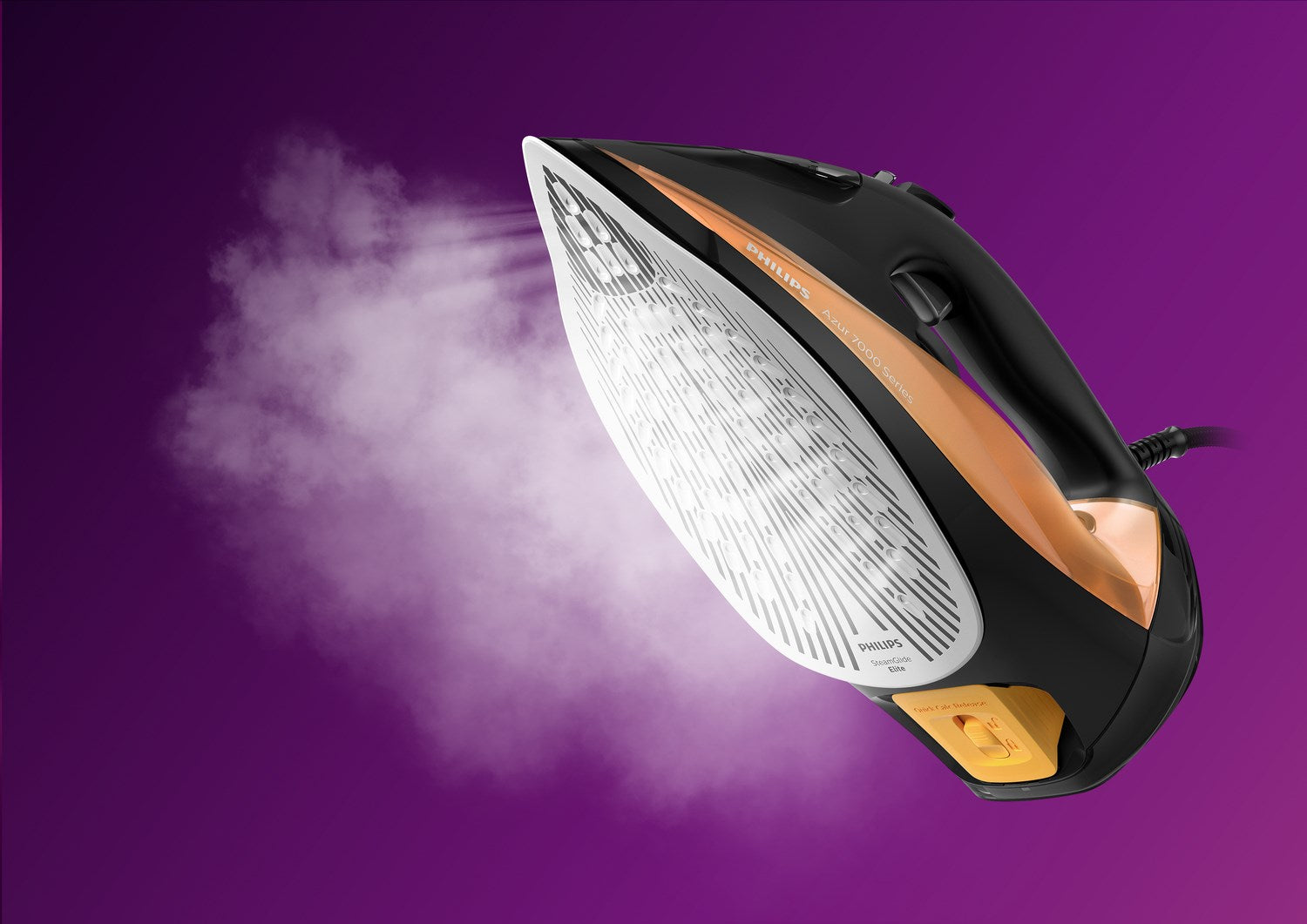 Un ferro da stiro a vapore Philips nero e arancione rilascia vapore su uno sfondo viola.