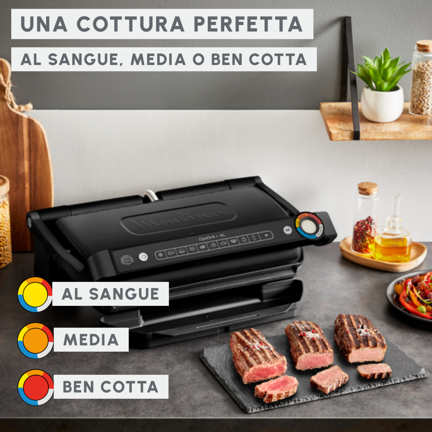 Ein schwarzer Moulinex-Kontaktgrill steht auf einer Theke mit gegrillten Steaks, Gewürzen und Küchenutensilien.