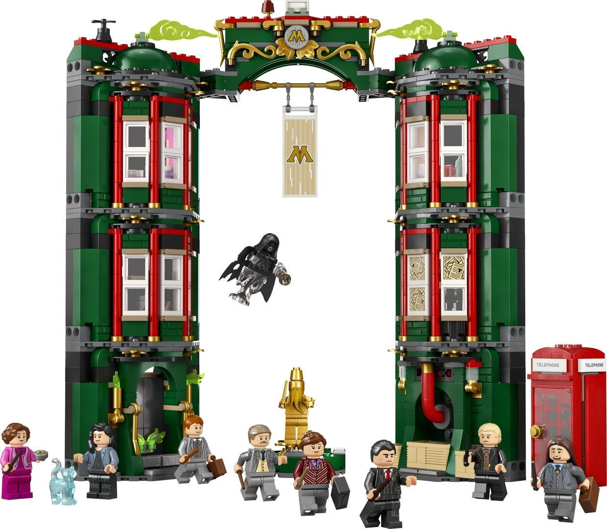 Lego-Zaubereiset mit grünen Gebäuden, Eingangsbogen, Minifiguren und roter Telefonzelle.