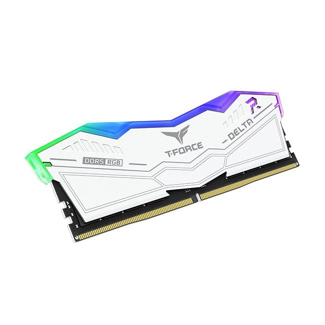 Biała pamięć RAM DDR5 z logo T-Force Delta i kolorowym podświetleniem RGB.