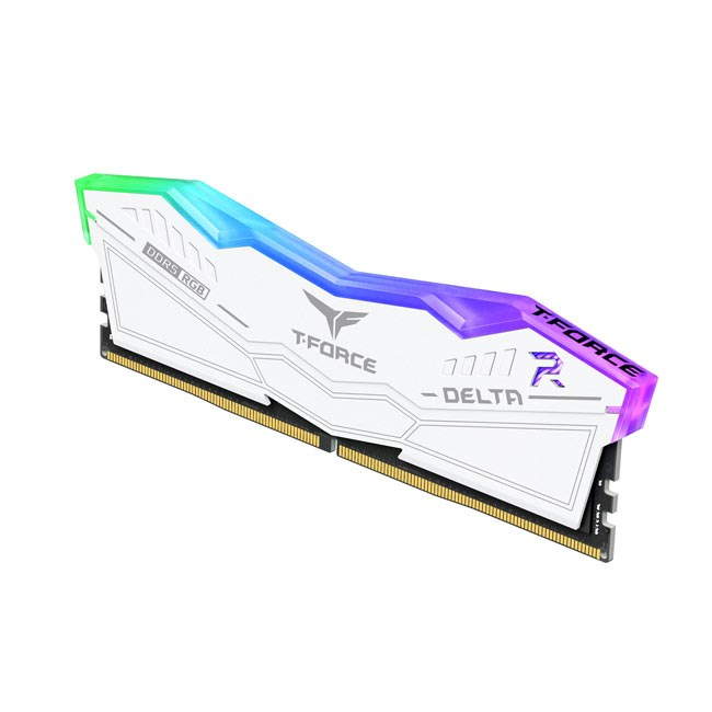 Biała kość RAM T-Force Delta DDR5 RGB z żywym podświetleniem na białym tle.