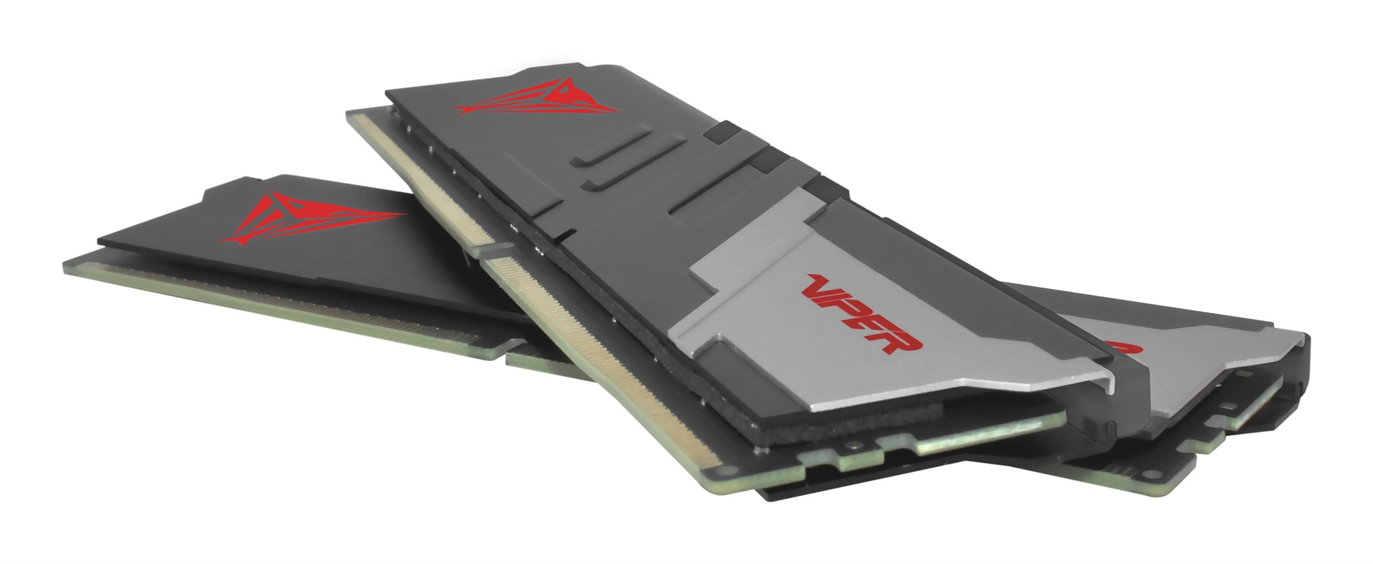 Deux barrettes de RAM Patriot Viper noir et argent avec logos rouges, inclinées l'une contre l'autre.