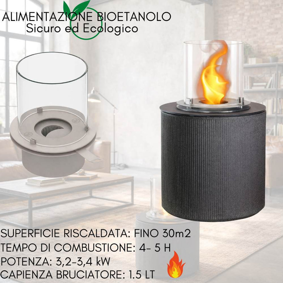 Un caminetto da tavolo a bioetanolo nero con schermo cilindrico in vetro e fiamma visibile, su sfondo di soggiorno.
