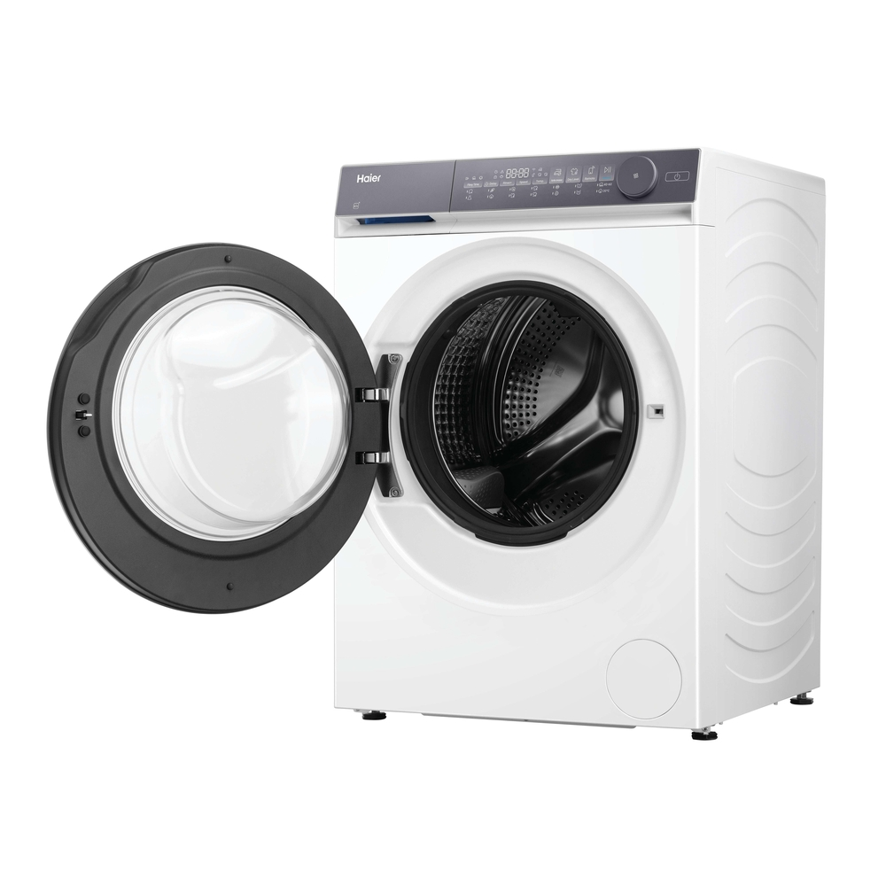 Una lavatrice Haier bianca con la porta in vetro scuro aperta su sfondo bianco.