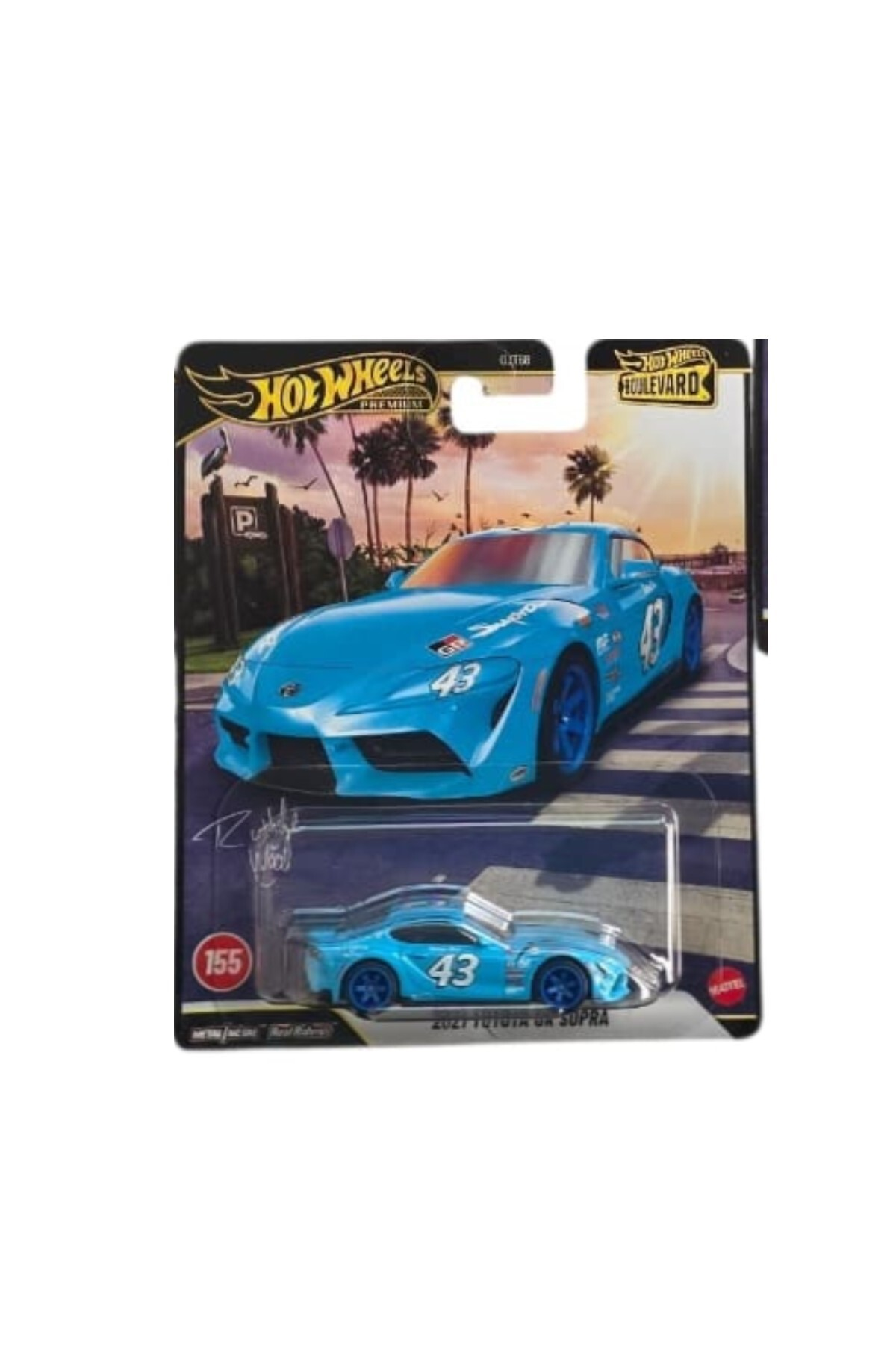 43 numaralı açık mavi bir 2021 Toyota GR Supra içeren bir Hot Wheels Boulevard oyuncak arabası.