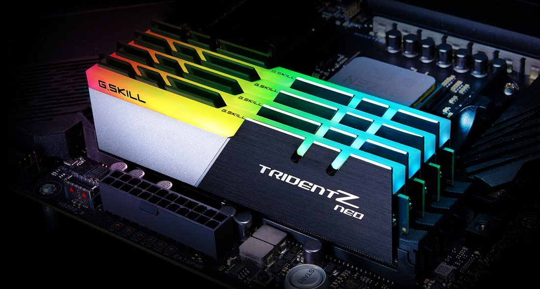Quattro moduli RAM G.Skill Trident Z Neo con luci RGB colorate su una scheda madre.