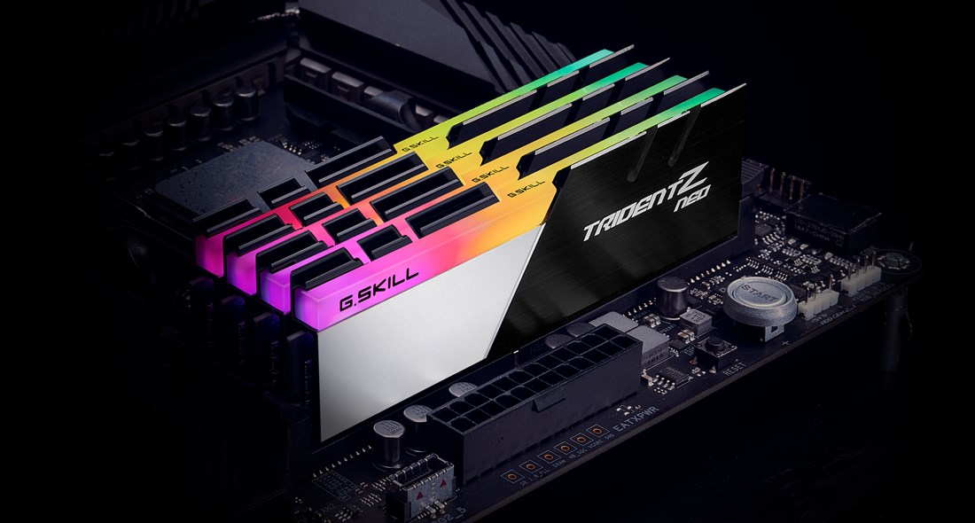 Moduli RAM G.Skill Trident Z Neo con illuminazione RGB su una scheda madre scura.