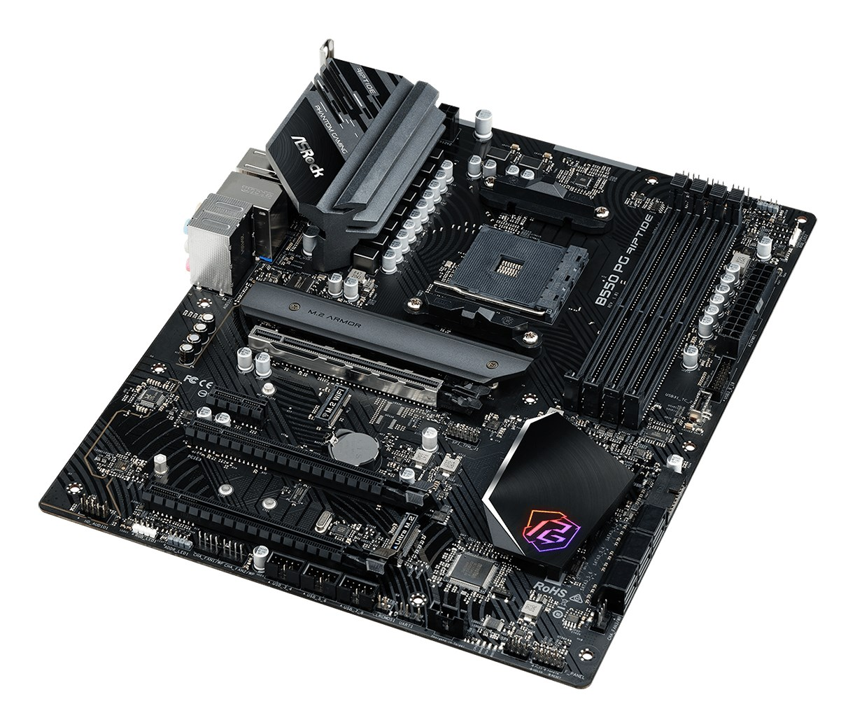 Una placa base ASRock B550 negra con disipadores plateados sobre fondo blanco.