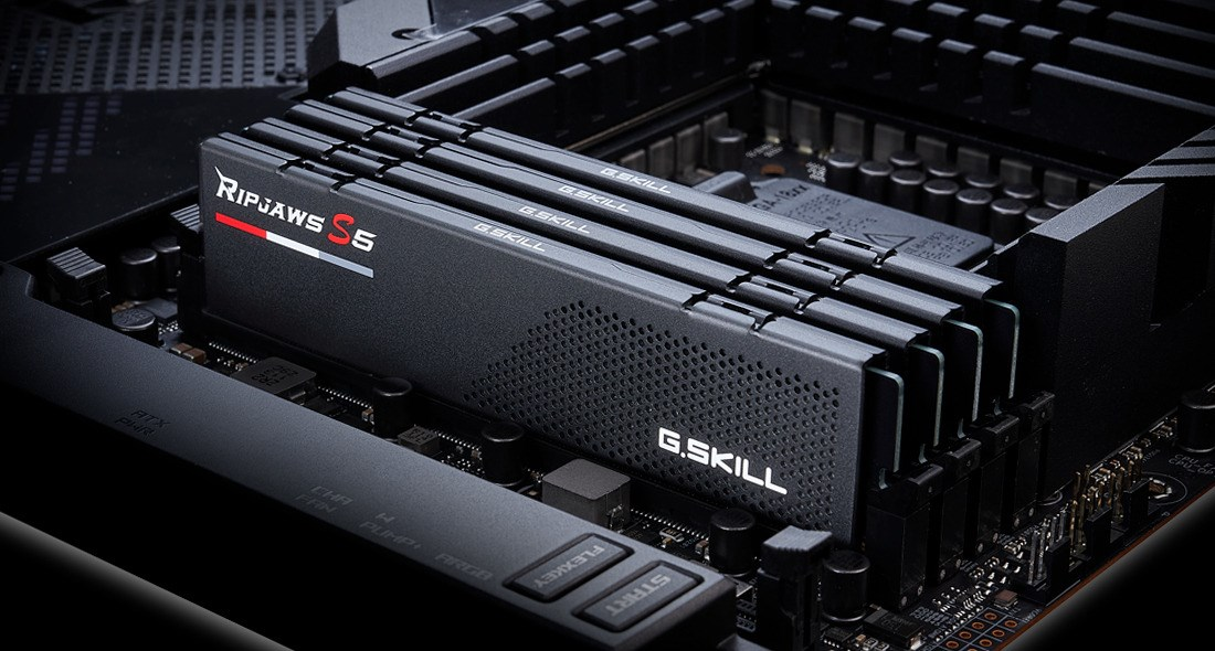Quatre modules de RAM noirs G.Skill Ripjaws S5 sont installés sur une carte mère.