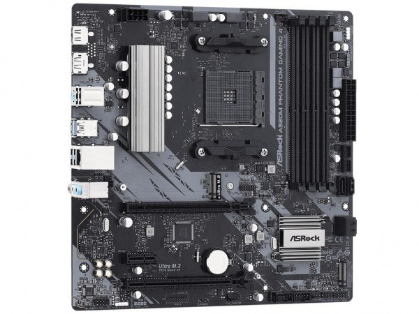 Una scheda madre ASRock A520M nera con dissipatori argentati, slot RAM e varie porte.