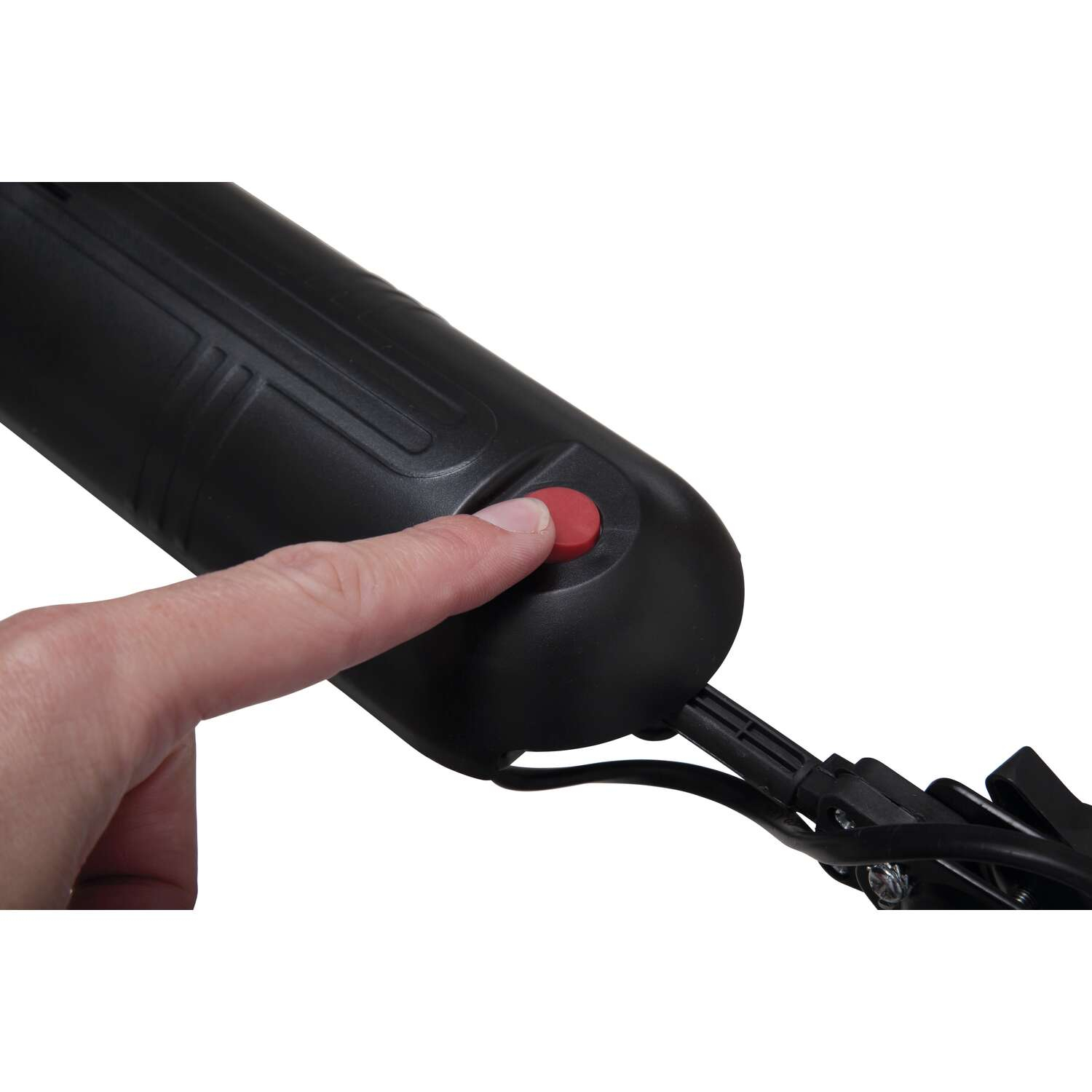 Una mano presionando un pequeño botón rojo en un dispositivo negro.
