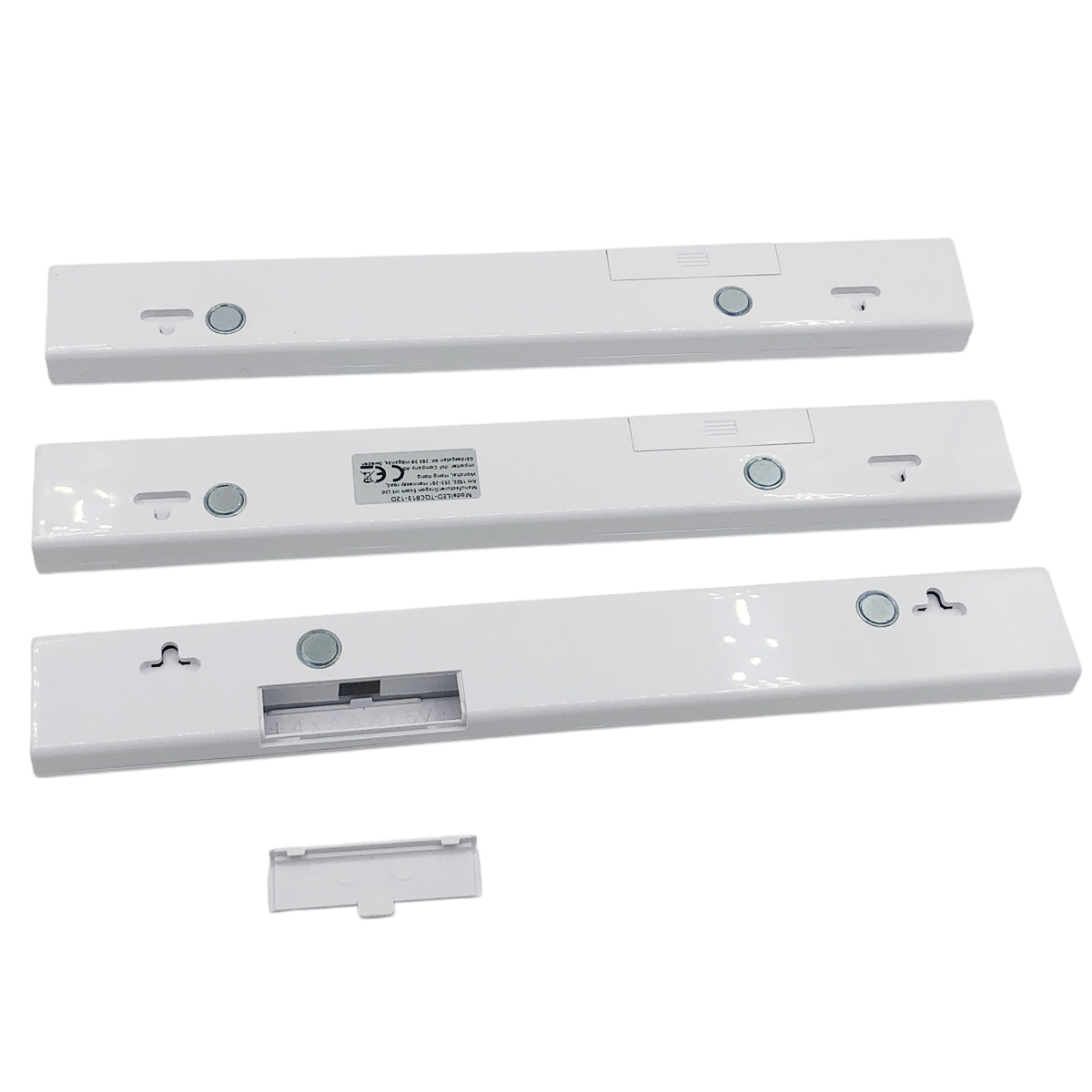 Tre luci LED bianche allungate con magneti, fori per appendere e vano batteria aperto.
