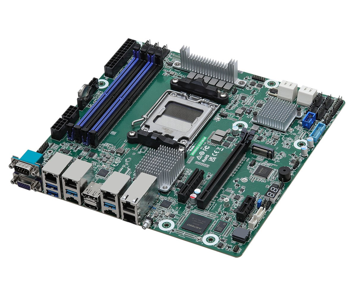 Placa base de computadora verde con zócalo de CPU, ranuras RAM, disipadores y puertos.